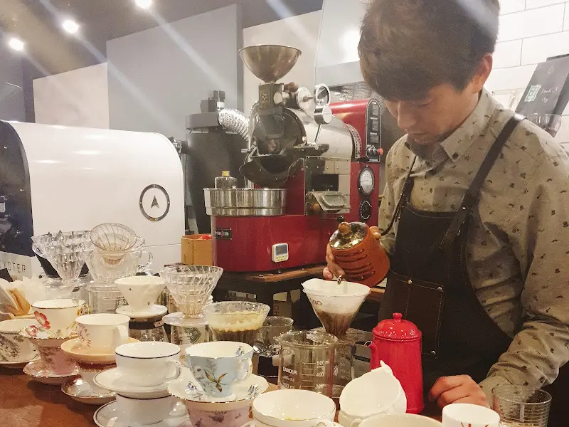 드립 커피 내리는 모습