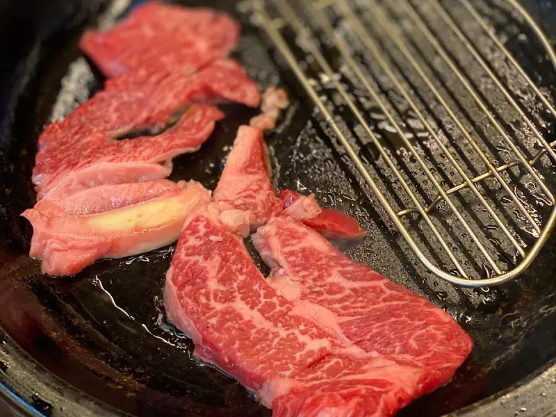 불판 위에 올려진 소고기