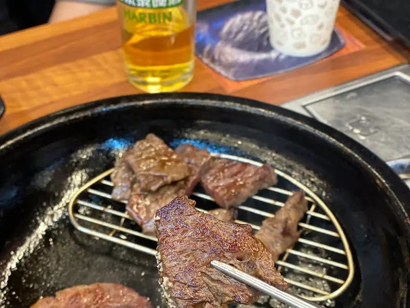 잘 구워진 소고기 한 점