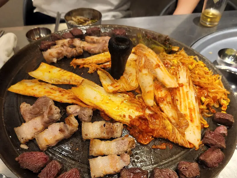 잘 익은 삼겹살과 김치의 조화