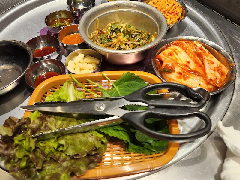 다양한 쌈 채소와 곁들임 반찬