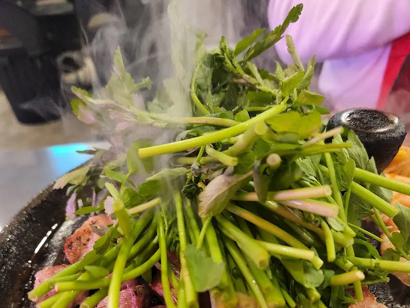 미나리와 함께 구워지는 고기