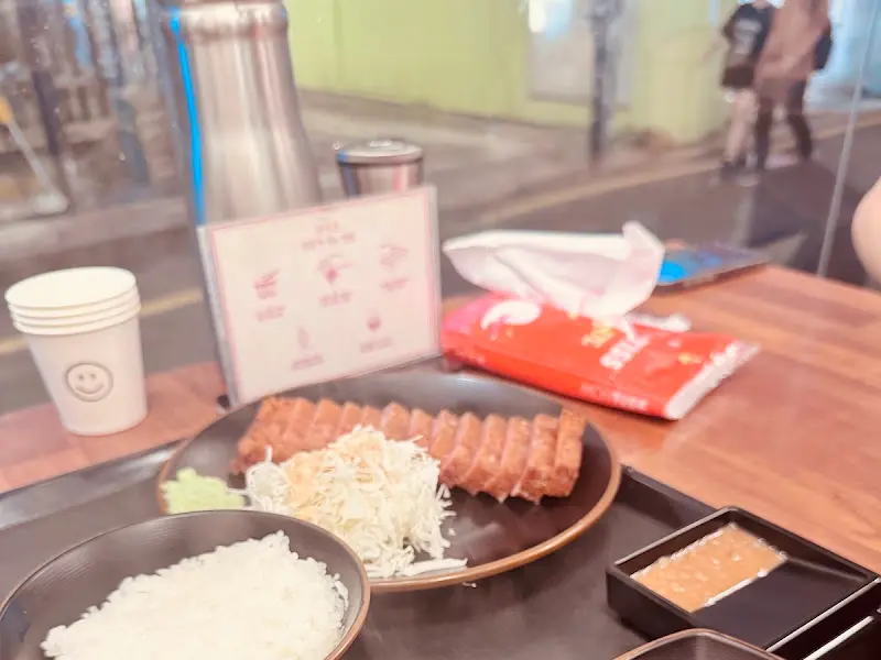 규카츠 정식과 곁들여 먹는 반찬들