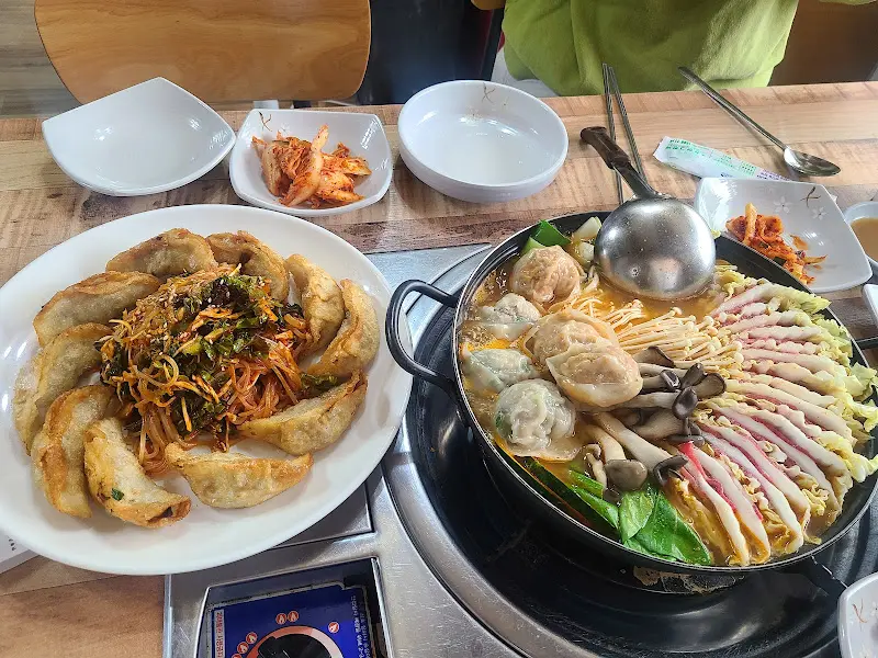 만두전골과 비빔만두 한상차림