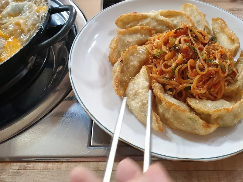 비빔만두 먹방 샷