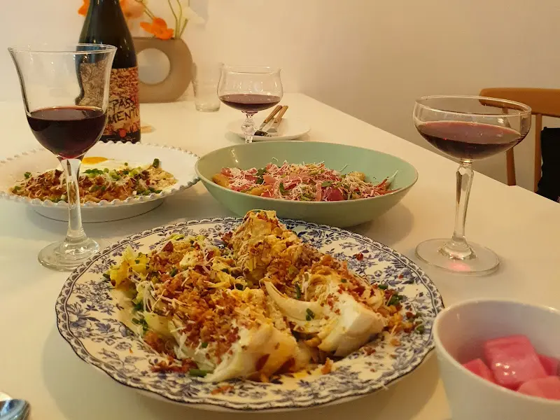 테이블 위에 놓인 와인과 간단한 안주