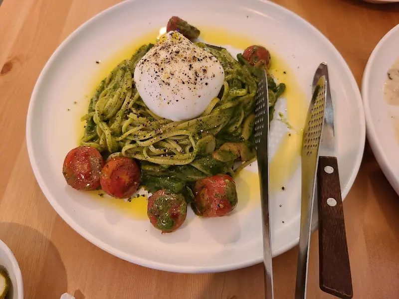 신선한 토마토와 부라타 치즈가 올려진 파스타