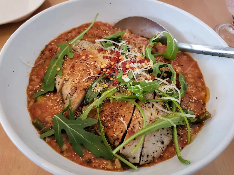 향긋한 채소가 올려진 리조또