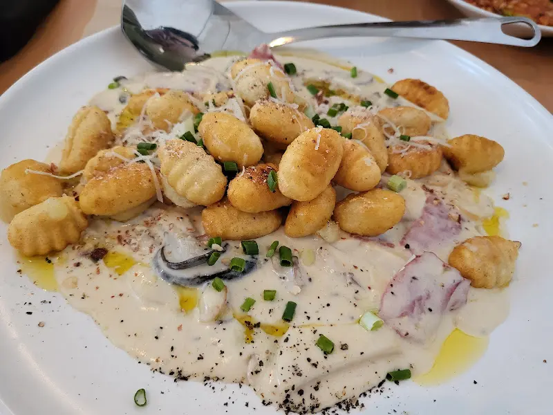 크림 소스에 버무려진 뇨끼