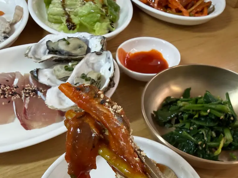 다채로운 멍게비빔밥 정식의 밑반찬