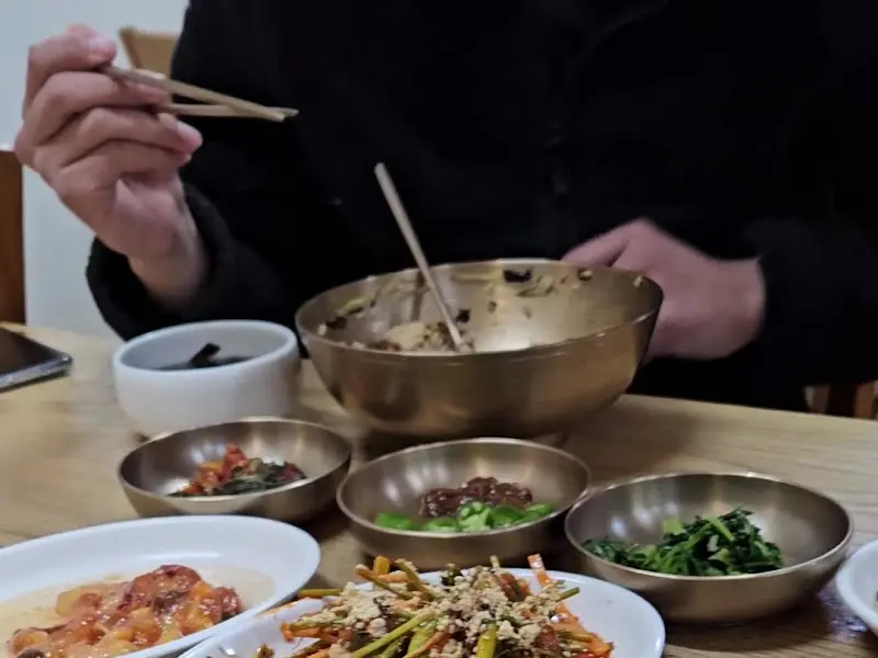 놋그릇에 담긴 멍게비빔밥