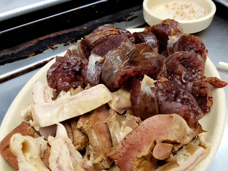 윤기가 흐르는 순대와 돼지 내장