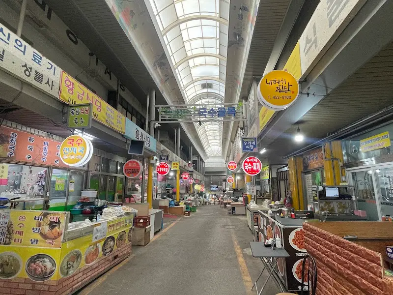 시장 내부 풍경