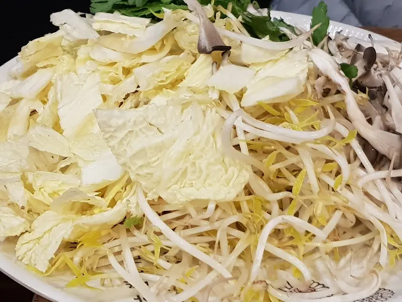 푸짐하게 담긴 샤브샤브 채소