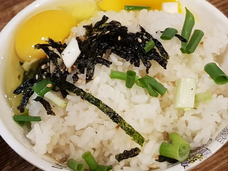 김가루와 계란이 올려진 볶음밥