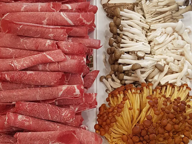 신선한 소고기와 버섯 모둠