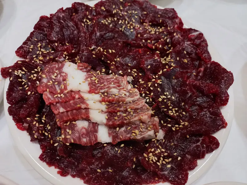 선홍빛 생고기의 향연