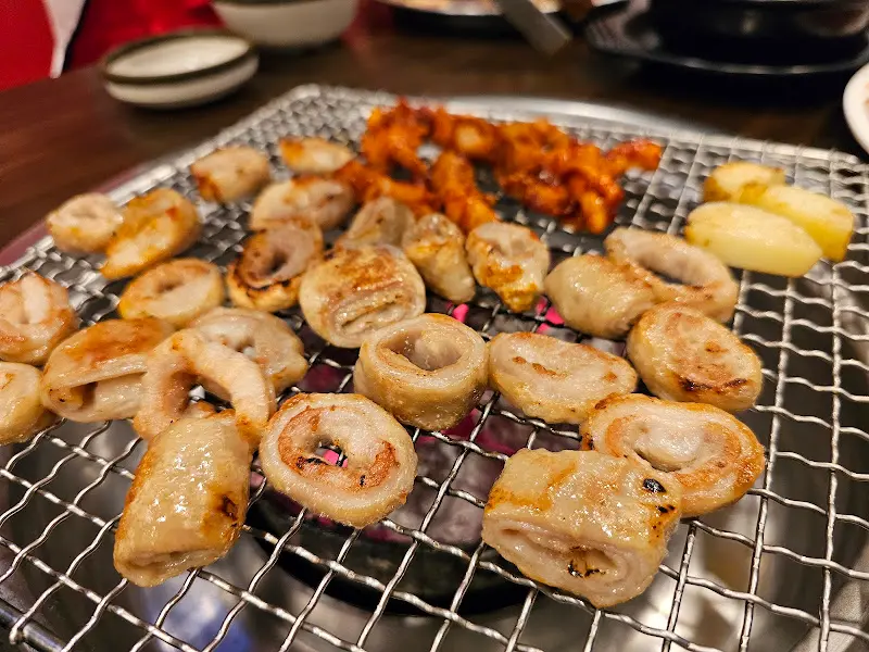 불판 위에서 맛있게 구워지는 막창과 닭발