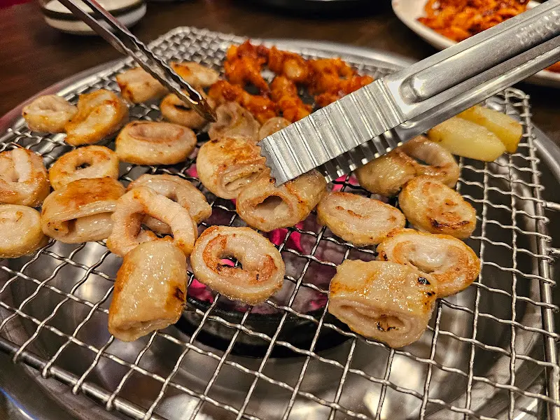 숯불 위에서 맛있게 익어가는 막창과 닭발