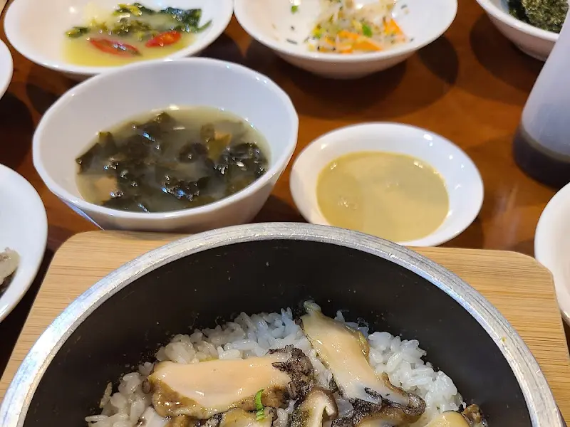 전복솥밥이 담긴 솥의 모습