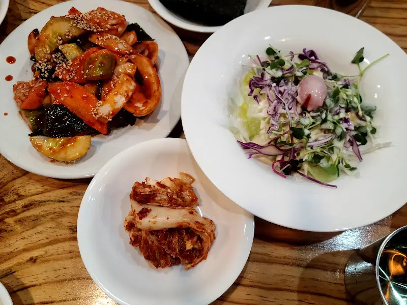 정갈하게 담긴 밑반찬들의 모습