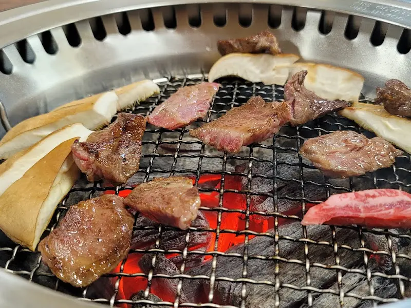 숯불 위에서 익어가는 꽃등심