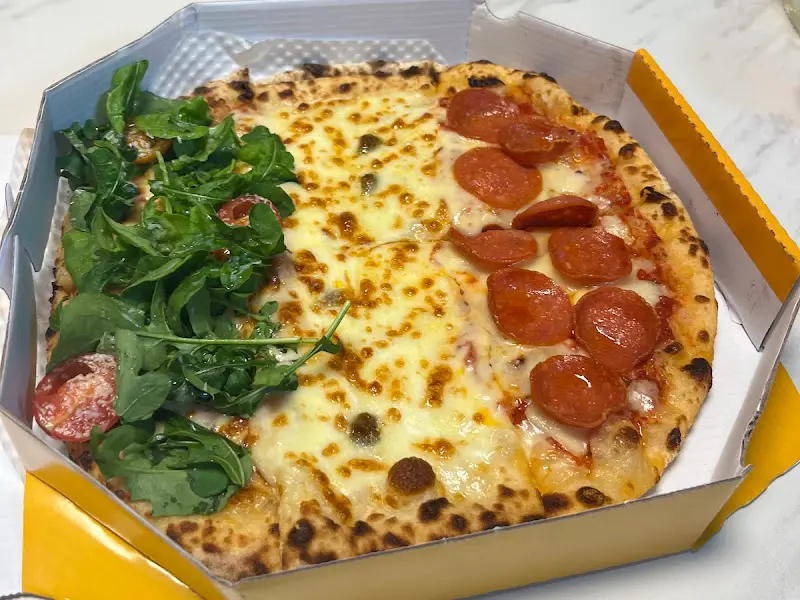 페퍼로니 & 루꼴라 하프 앤 하프 피자