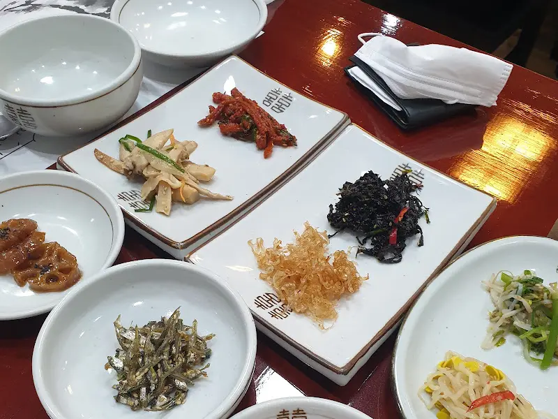 정갈하게 담겨 나온 반찬들