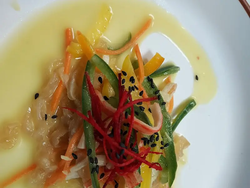 싱싱한 채소가 돋보이는 샐러드