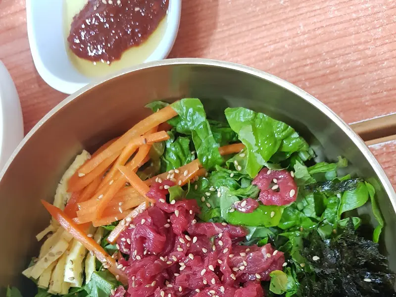 육회비빔밥 근접샷