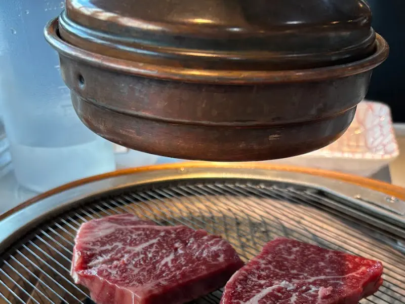 숯불 위에서 익어가는 꽃등심