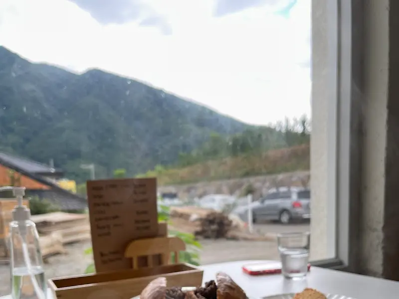 창밖 풍경이 보이는 테이블