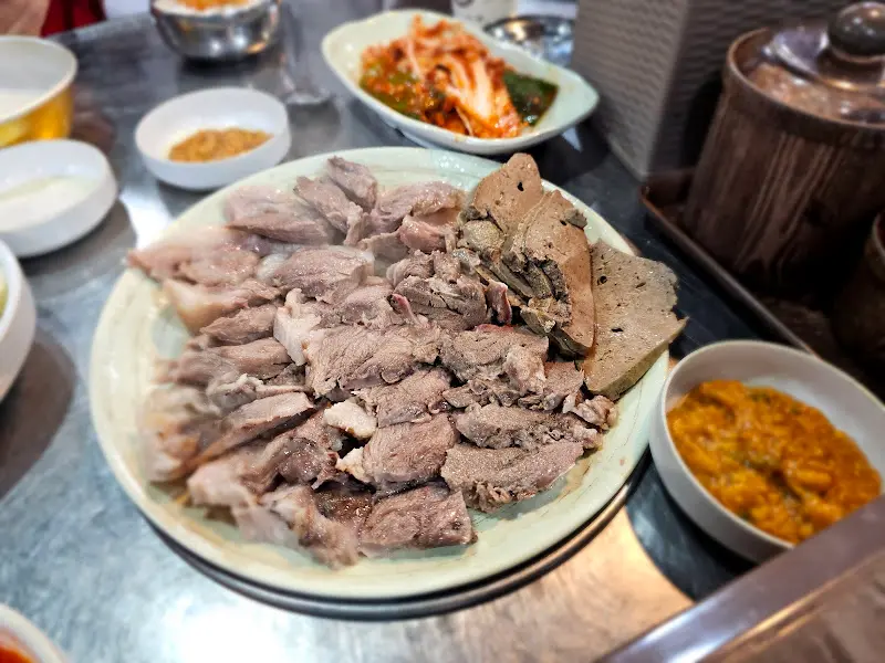 수육과 함께 제공되는 다양한 곁들임