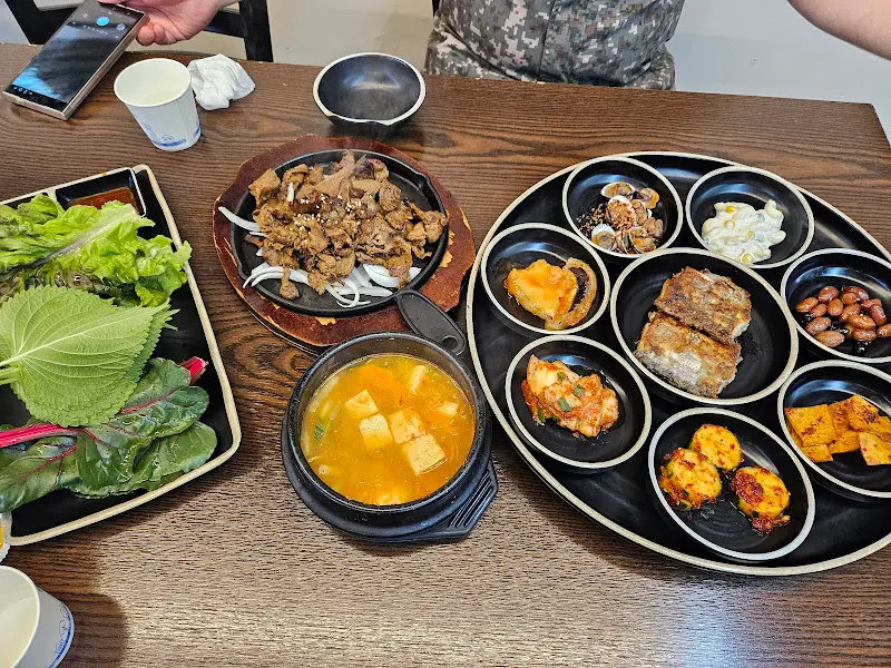 정갈하게 차려진 소불고기 정식 한 상 차림