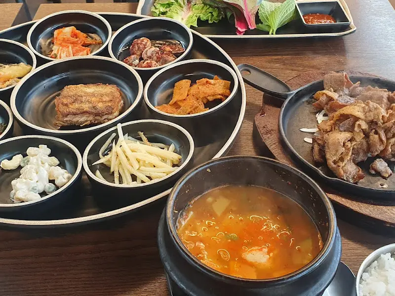 소불고기, 쌈 채소, 뚝배기 된장찌개가 놓인 테이블