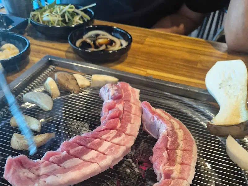 숯불 위에서 익어가는 삼겹살