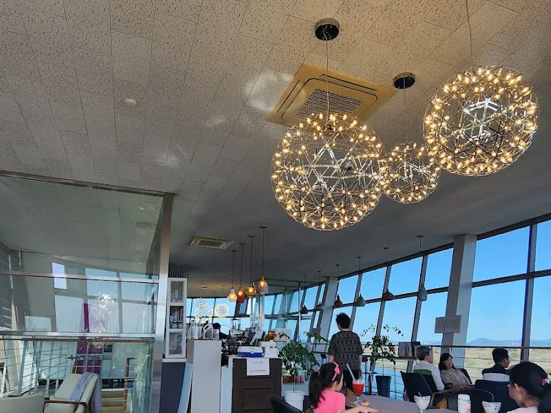 카페 내부 조명