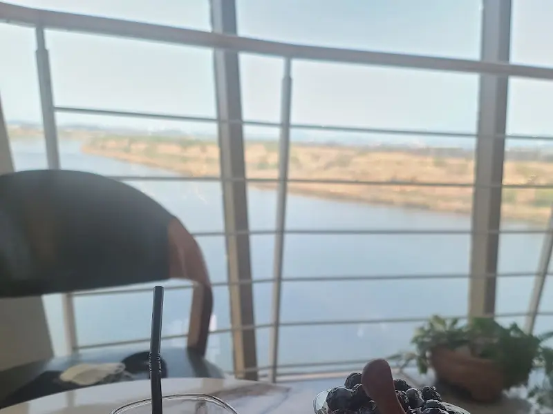 창밖 풍경과 음료