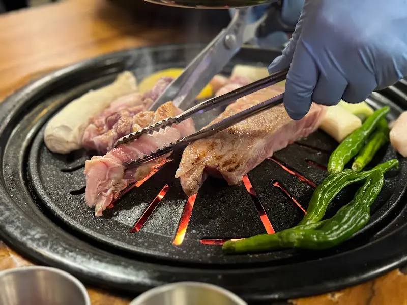 직원분이 능숙하게 고기를 굽는 모습