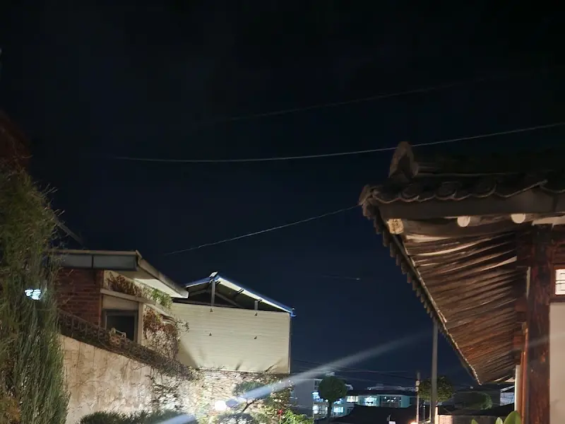 밤하늘 아래 빛나는 한옥 카페