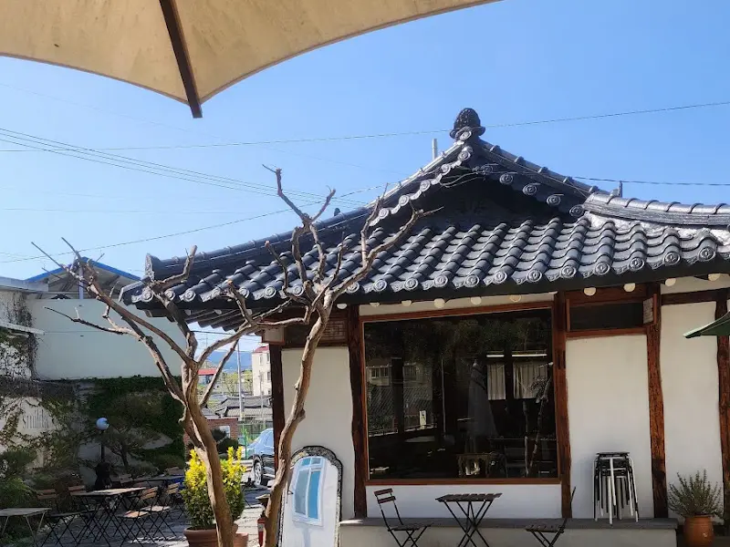 햇살이 들어오는 창가 자리