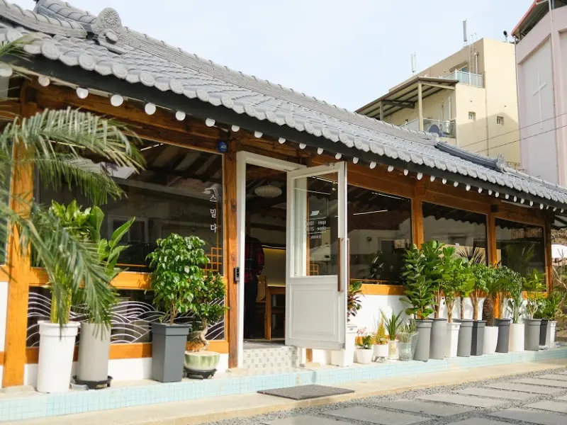 카페 외부 전경