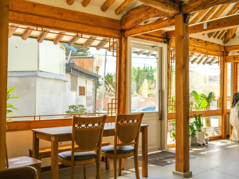 카페 내부 좌석과 창문