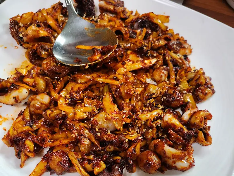 윤기가 자르르 흐르는 쭈꾸미 볶음