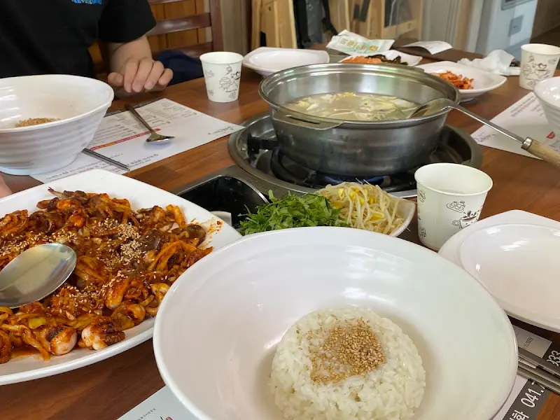 쭈꾸미 볶음과 밥, 칼국수, 그리고 밑반찬