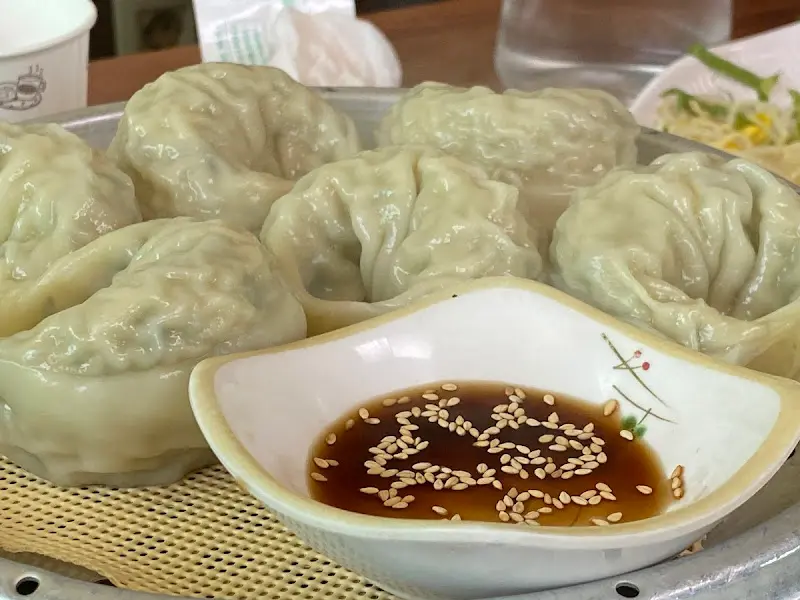 투명 가림막이 설치된 테이블