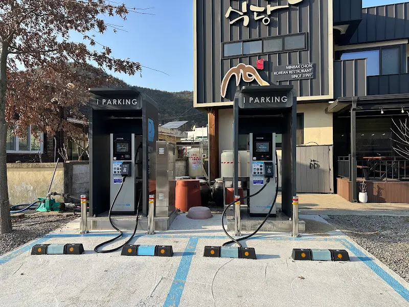 전기차 충전 시설이 갖춰진 민박촌식당의 주차장