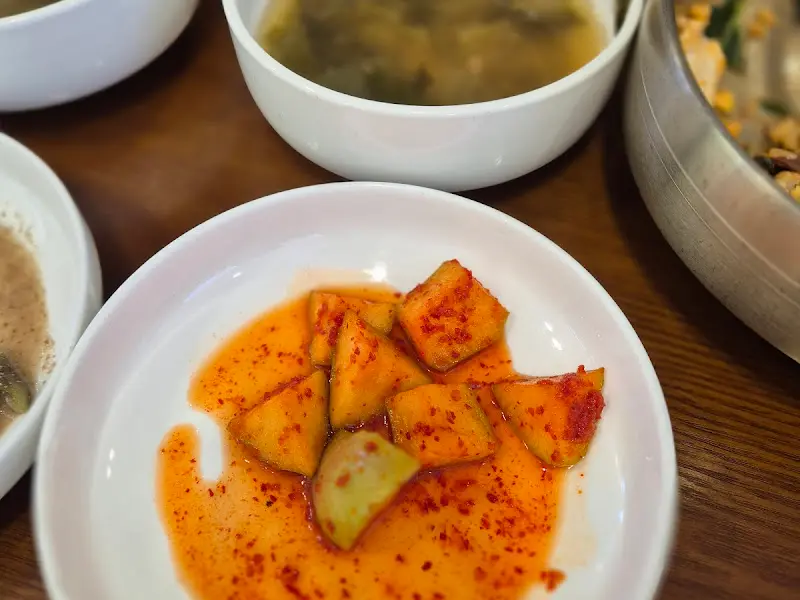 정갈하게 담겨 나온 밑반찬