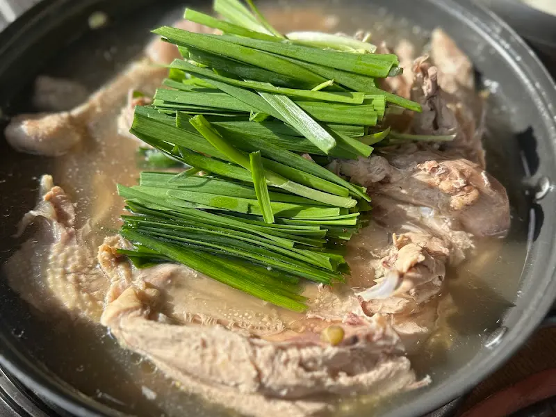 신선한 부추가 듬뿍 올려진 백숙