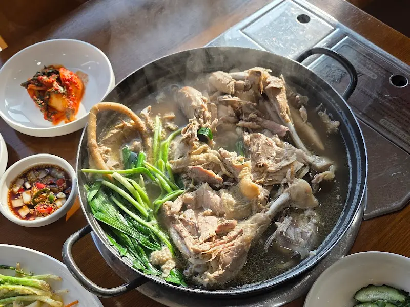 뽀얀 국물과 부드러운 닭고기가 일품인 백숙